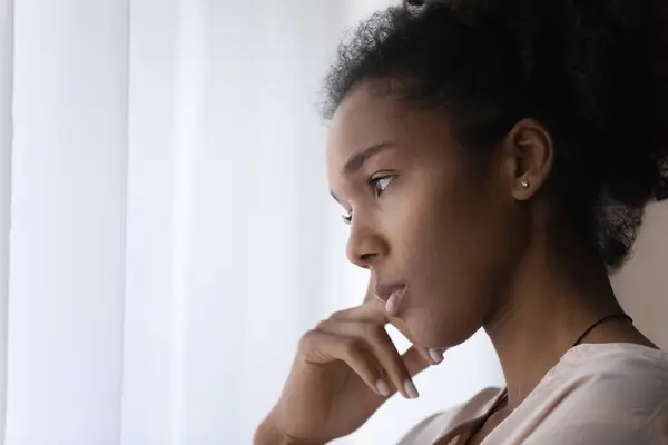 De cerca pensativa mujer africana pensando en la solución del problema. —  Fotos de Stock