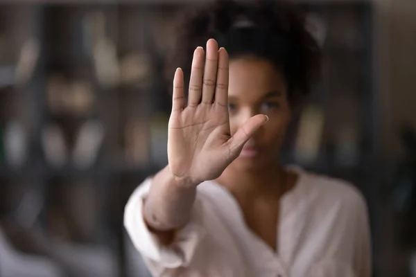 Ernstige Afro-Amerikaanse vrouw protesteert tegen pesten. — Stockfoto