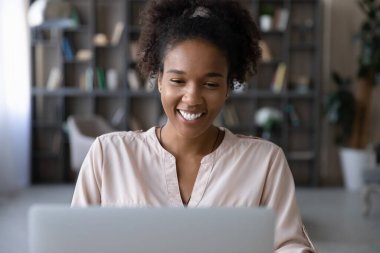 Mutlu Milenyum Afro-Amerikan iş kadını bilgisayarda çalışıyor..