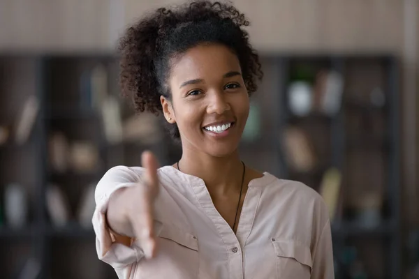 Glimlachende vriendelijke Afrikaanse generatie vrouw maakt hallo gebaar. — Stockfoto