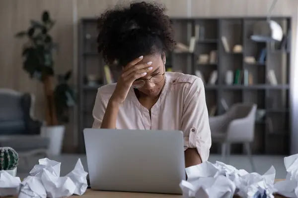 Mujer de etnia africana joven estresada sintiéndose agotada en el lugar de trabajo. — Foto de Stock