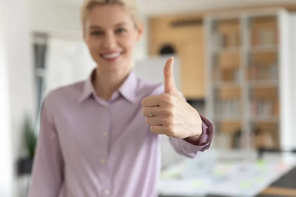 Close up focus on satisfied smiling businesswoman thumb up — Stock Photo, Image