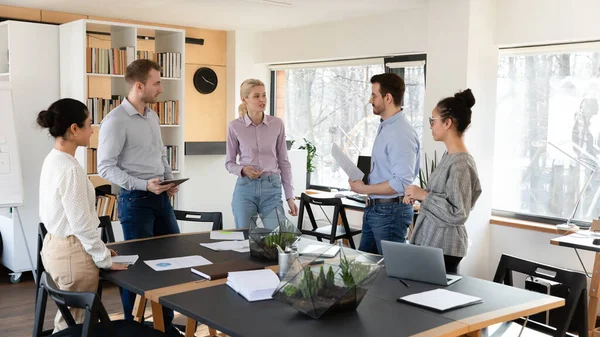 Olika medarbetare team som deltar i genomgång, stående i kontorsrum — Stockfoto