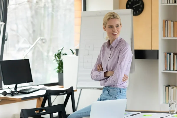 Dreamy successful smiling businesswoman with arms crossed looking to aside — Stock Photo, Image