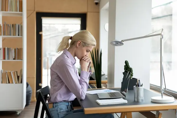 Unzufriedene nachdenkliche Geschäftsfrau löst Problem, sitzt am Schreibtisch — Stockfoto