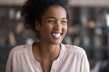 Samimi genç Afrikalı Amerikalı güzel kadın gülüyor..