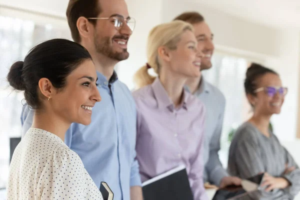 Close up happy diverse gemotiveerde medewerkers team in functie — Stockfoto