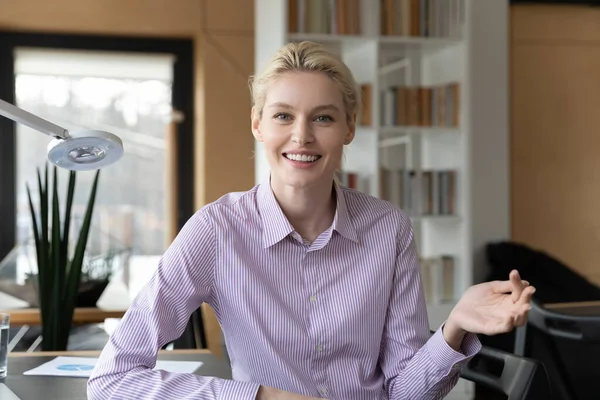 Head shot portrait of smiling businesswoman speaking at camera — Stock Photo, Image