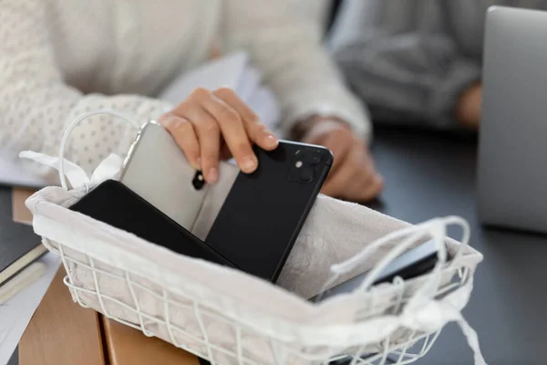 Gros plan femme recadrée mettre le téléphone dans le panier, pas de téléphone portable — Photo