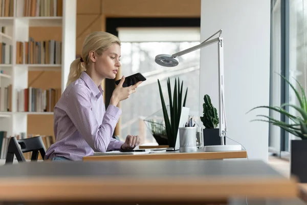 Vista lateral empresária confiante gravação mensagem de voz de áudio no telefone — Fotografia de Stock