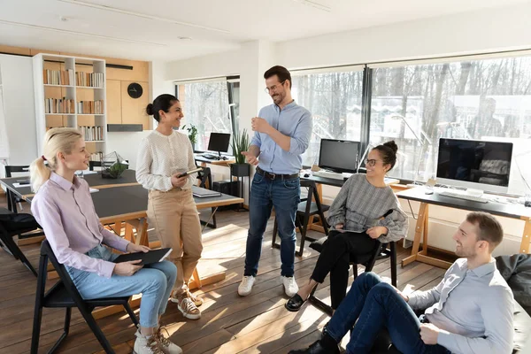 Happy diverse collega 's medewerkers team veel plezier bij vergadering — Stockfoto