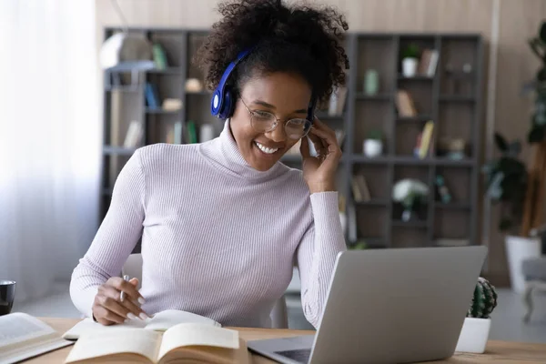 Smiling millennial african woman watching educational lecture. — Stock Photo, Image