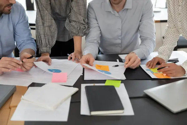 Close-up bijgesneden van diverse medewerkers die met projectdocumenten werken — Stockfoto