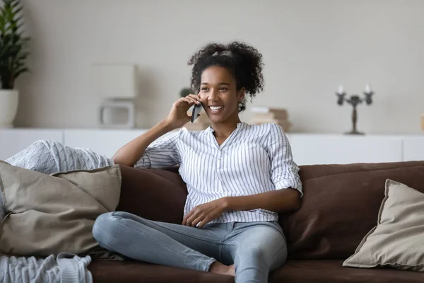 Gelukkig afrikaanse amerikaanse vrouw holding mobiele telefoon gesprek. — Stockfoto