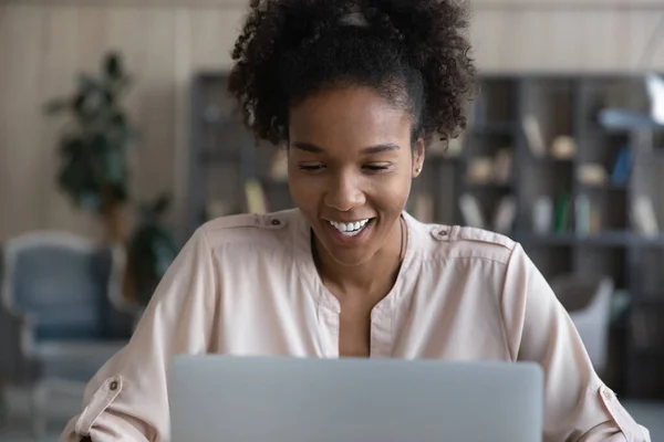 快乐的年轻非洲裔美国女人在电脑上工作. — 图库照片