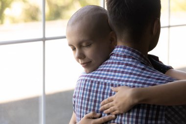Kadın onkoloji hastası sevgiline sevgi ve minnettarlıkla sarılıyor.