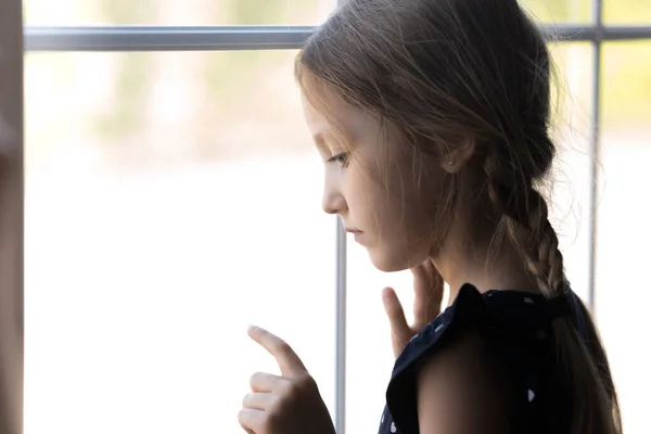 Niño huérfano deprimido mirando por la ventana, sintiéndose solo —  Fotos de Stock