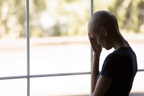 Paciente con cáncer deprimido que pierde la esperanza de remisión y recuperación — Foto de Stock