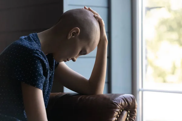 Paciente oncológico deprimido cansado de luchar, tratamiento — Foto de Stock