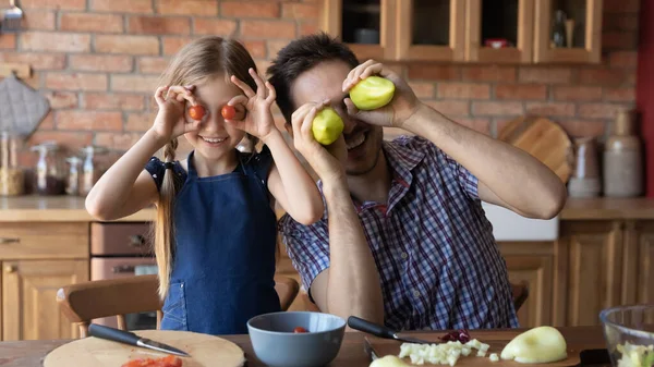 Šťastný táta a malá dcera vaří večeři — Stock fotografie