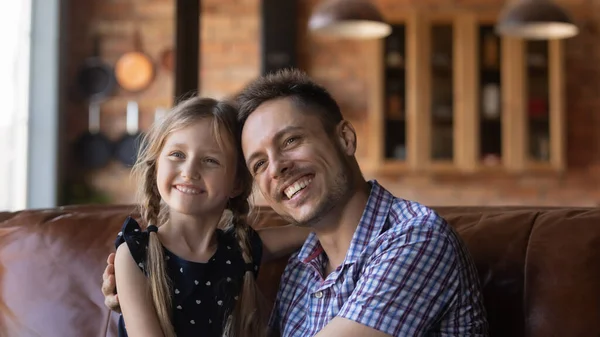 Feliz pai e filha pequena criança sentados juntos — Fotografia de Stock