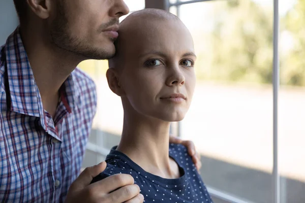 严肃而坚定的年轻女子与癌症作斗争的画像 — 图库照片