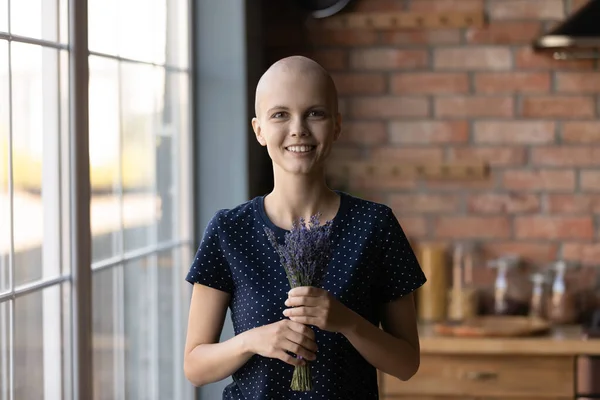 Felice oncologia paziente battendo il cancro, passando attraverso il recupero alla remissione — Foto Stock
