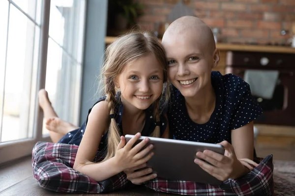 Gelukkig ziek haarloos jong moeder en pre tiener dochter — Stockfoto