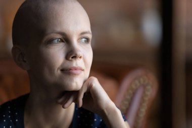 Kanserli dalgın bir hasta kemoterapiden sonra iyileşmeyi düşünüyor.