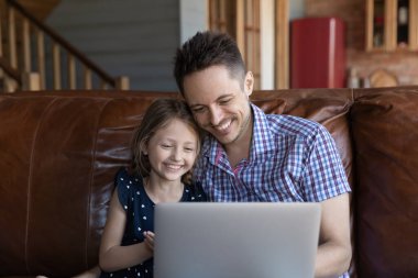 Mutlu baba ve kız evdeki kanepede dinleniyor.