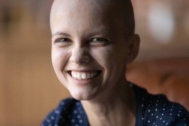 Mutlu kadın kanser hastasının portresini kapat.