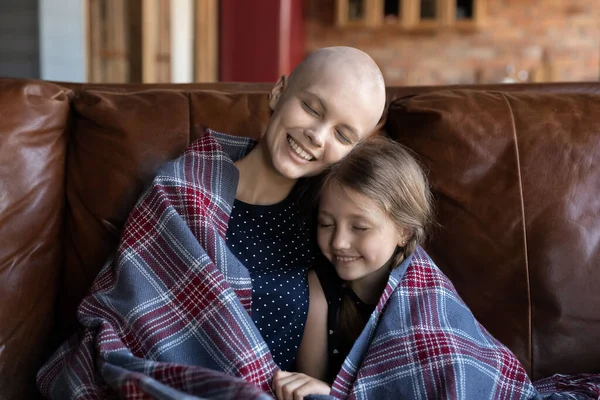 有癌症的快乐妈妈和裹在格子花里的可爱孩子 — 图库照片