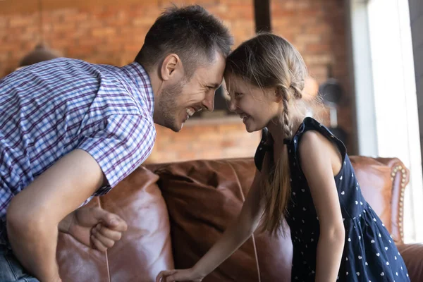 Feliz animado menina pré-escolar jogando jogos ativos — Fotografia de Stock