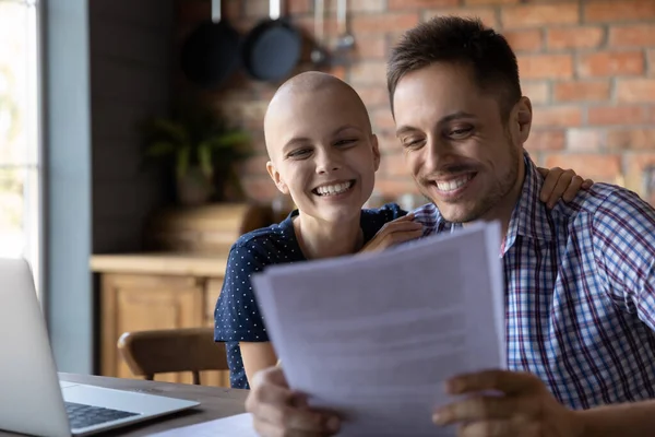 Esposa feliz con cáncer y marido recibiendo buenas noticias —  Fotos de Stock