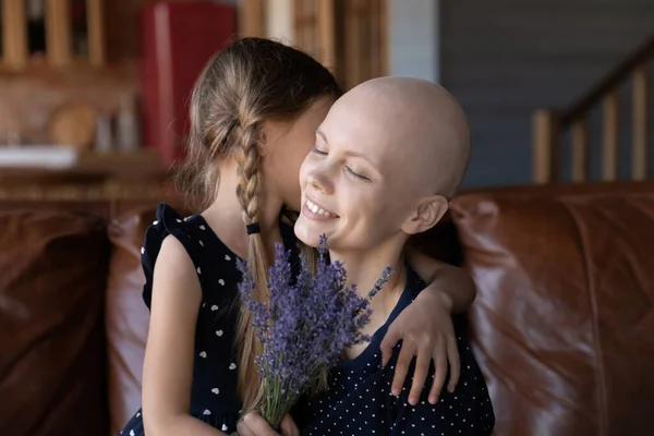 Feliz joven con cáncer y niña celebrando cumpleaños —  Fotos de Stock