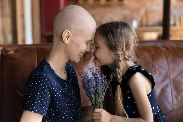 Оптимистичный больной раком проводит время с семьей — стоковое фото