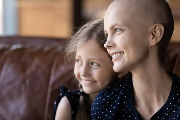快乐的年轻无毛女子与癌症作斗争 — 图库照片