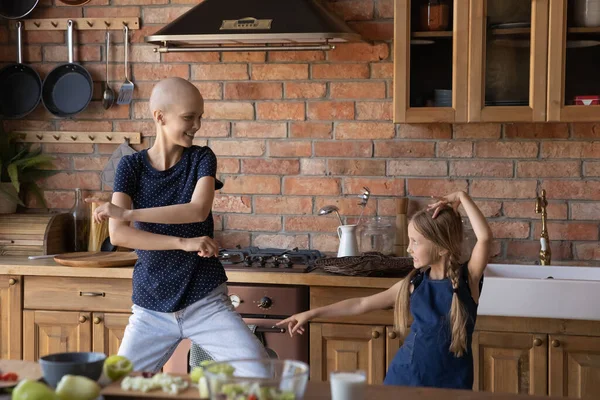 Feliz joven mamá con cáncer e hija niña bailando —  Fotos de Stock