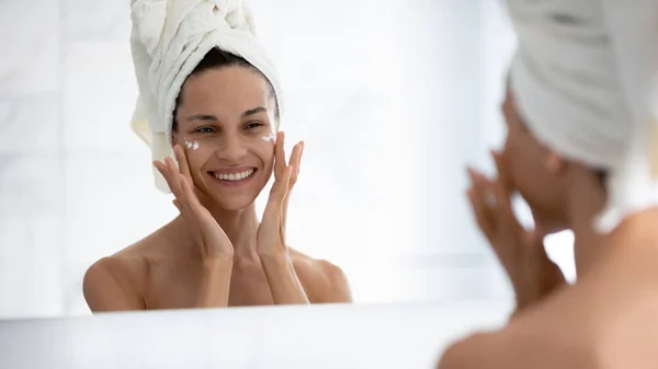 Happy positive millennial girl satisfied with moisturizing antiage cosmetic product — Stock Photo, Image