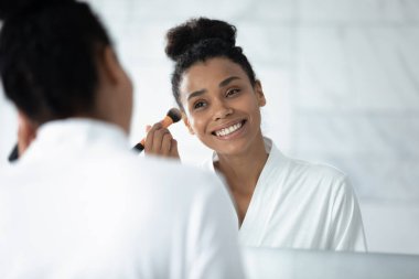 Mutlu Siyah melez ırk güzel kız güzellik hizmetlerinden zevk alıyor.