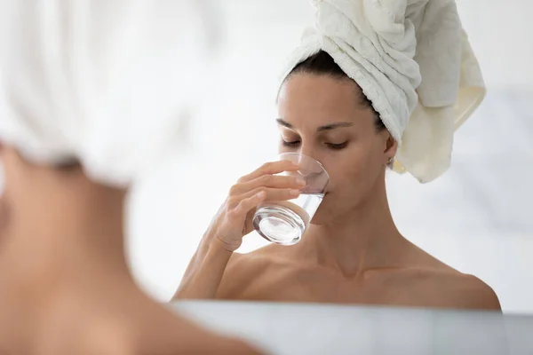 Femme calme buvant un verre d'eau fraîche pure propre — Photo