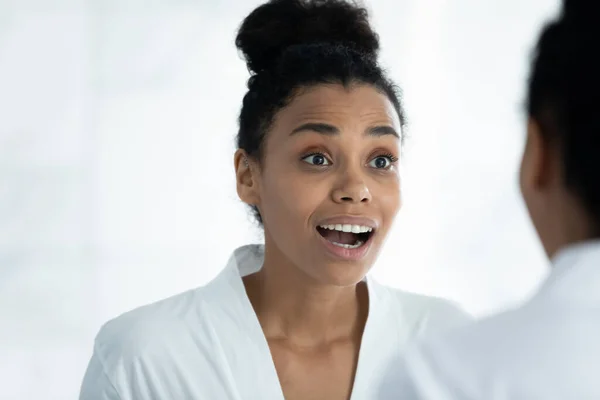 Happy Afro Amerikaans meisje enthousiast met cosmetische effect — Stockfoto