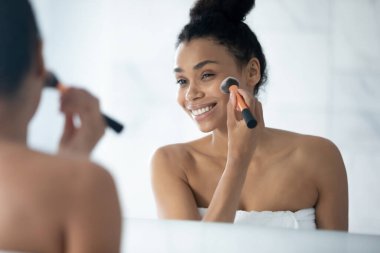 Mutlu Afrikalı Amerikalı güzel kız makyaj yapıyor