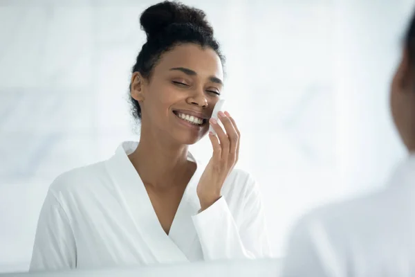 Happy young African American woman enjoying home spa — Stock Photo, Image