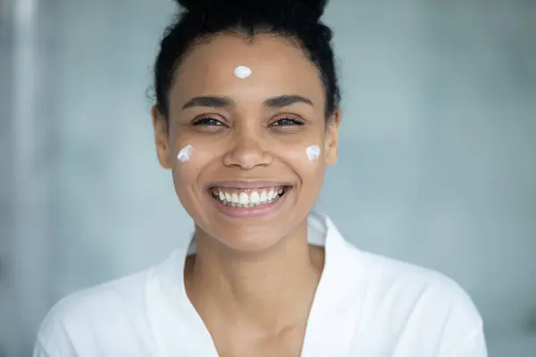 Happy overjoyed gemengde ras vrouw met hydraterende collageen crème — Stockfoto