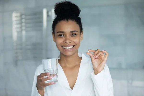 Portrait de la femme heureuse en peignoir prenant la tablette — Photo