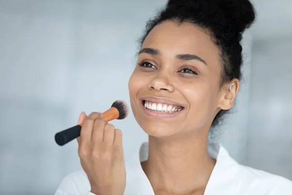 Feliz emocionado chica afroamericana cubriendo la cara con maquillaje fundación —  Fotos de Stock