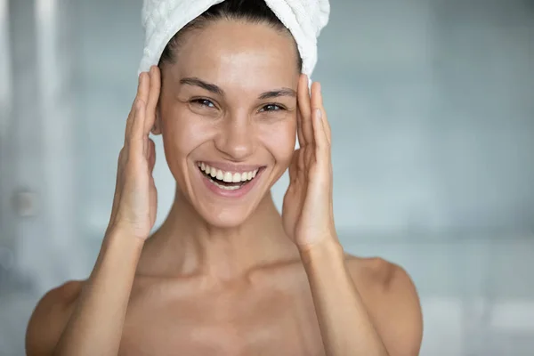 Foto de la cabeza de la mujer feliz con la cabeza envuelta en toalla —  Fotos de Stock