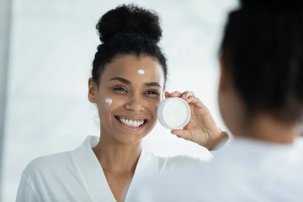 Feliz mulher alegre animado com efeito hidratante do produto de beleza — Fotografia de Stock