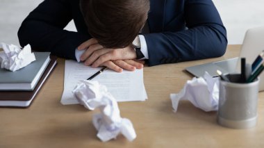 İş yerinde uyuyan yorgun ofis çalışanı